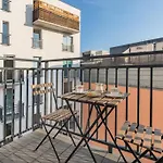 Modern Riverside Apartment With Free Parking Space