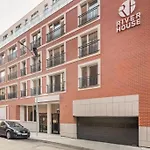 Modern Riverside Apartment With Free Parking Space