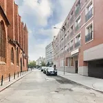 Modern Riverside Apartment With Free Parking Space